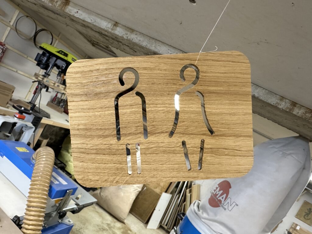 Usinage de plaquette de porte WC