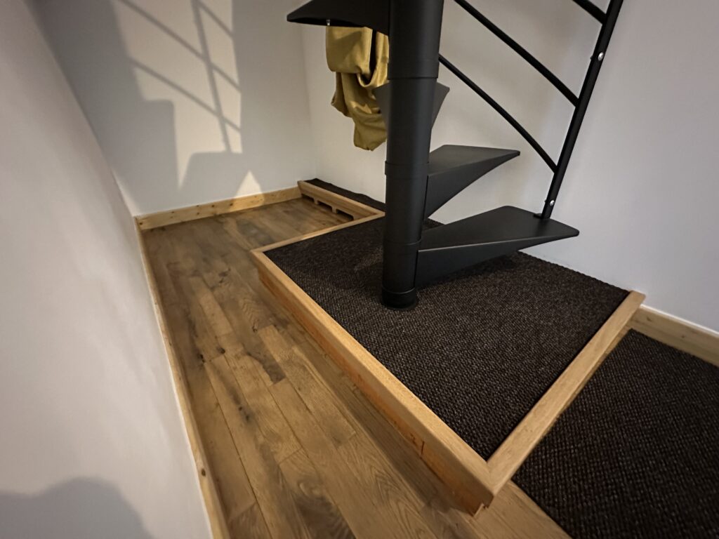 Habillage d'un socle d'escalier en chêne massif.