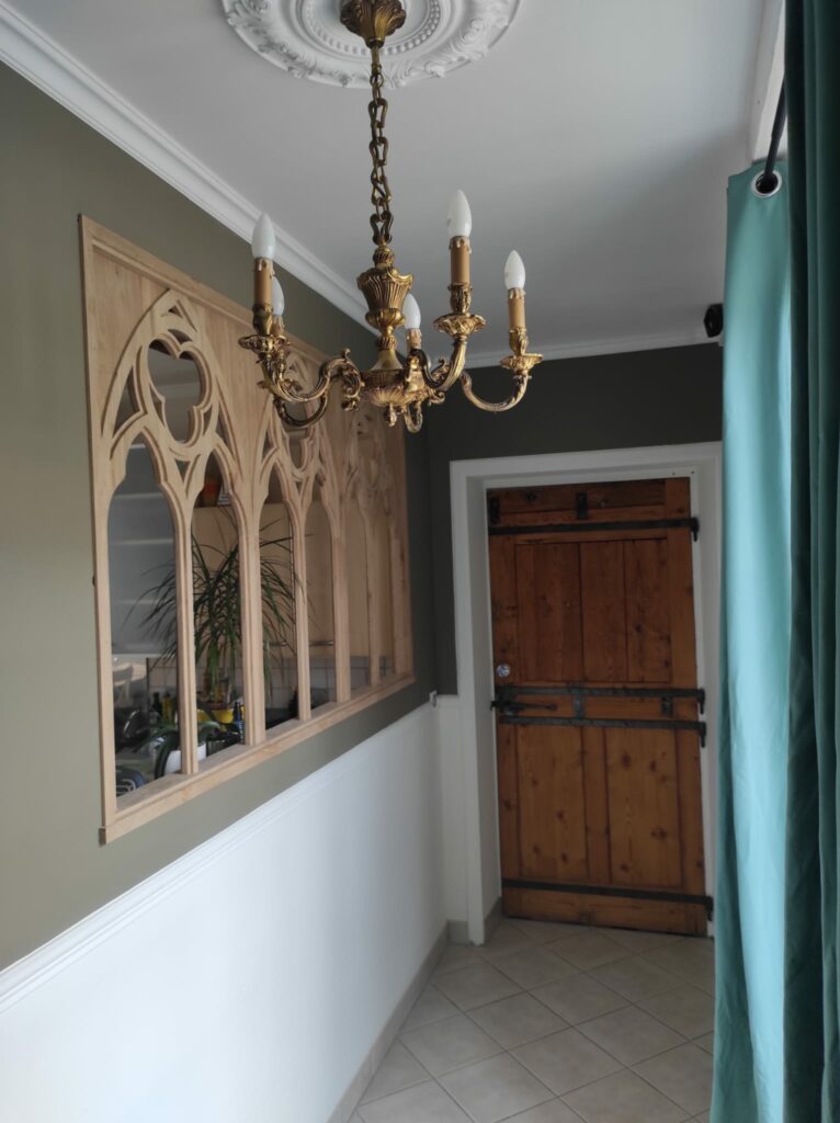Fabrication d'un passe plat gotique sur mesure en chêne dans un manoir